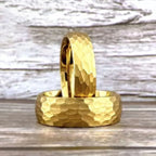 Anillo Tungsteno Dorado Martillado Hombre 8MM | Boda Compromiso