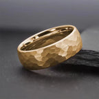 Anillo Tungsteno Dorado Martillado Hombre 8MM | Boda Compromiso