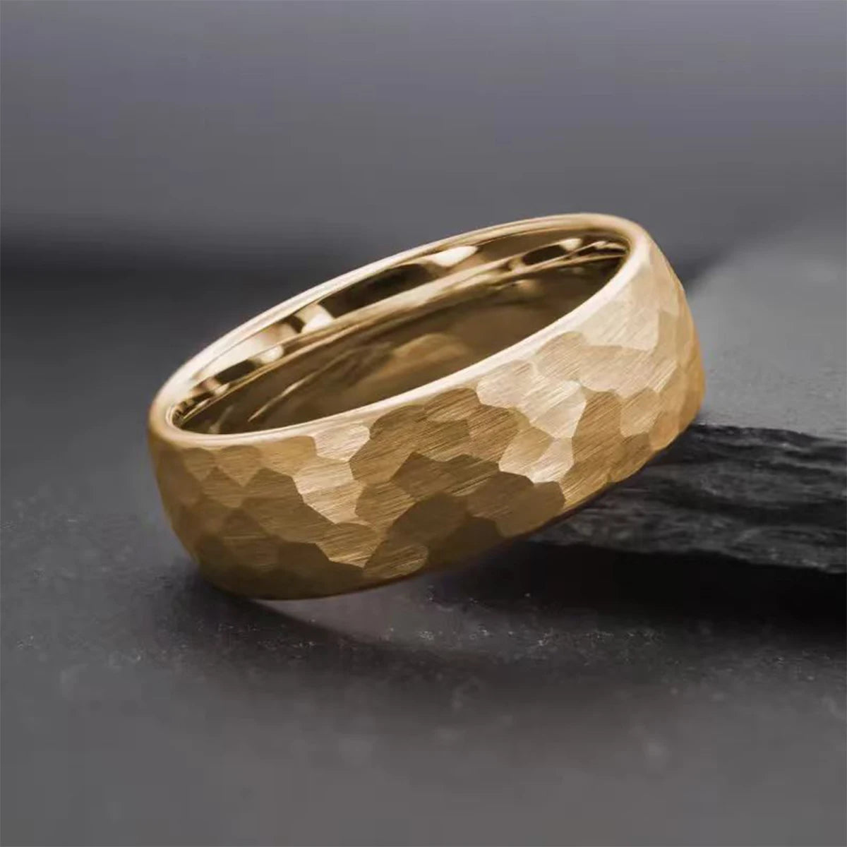 Anillo Tungsteno Dorado Martillado Hombre 8MM | Boda Compromiso