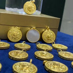 Colgante Brújula Tesoro Oro 18K Certificado AU750 | Joyería Lujo Mujer